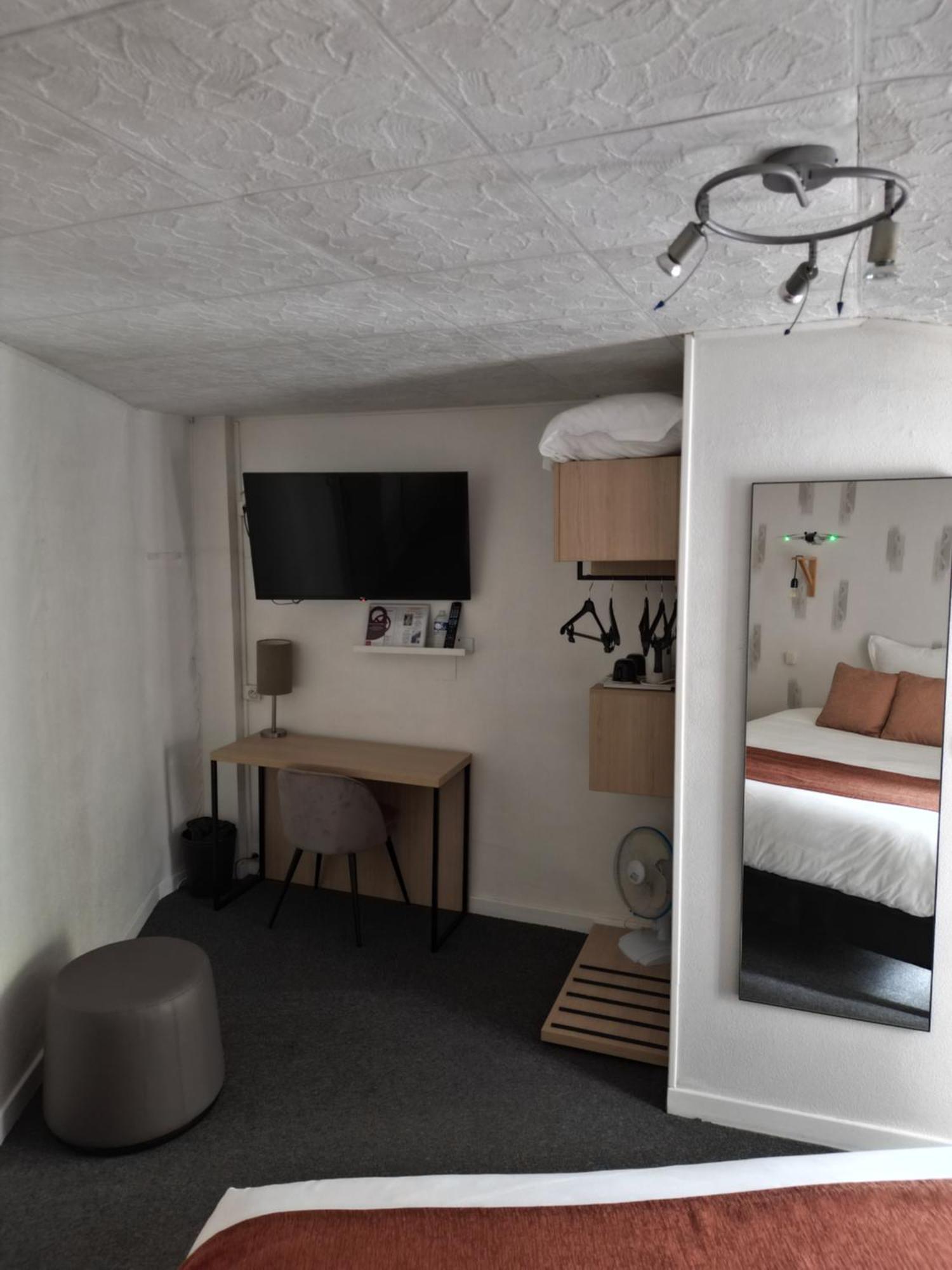 Contact Hotel Les Platanes Villeneuve Sur Lot Centre Εξωτερικό φωτογραφία